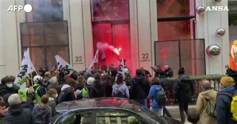 manifestanti a parigi davanti louis vuitton|Parigi, con l'auto sfondano la vetrina di Louis Vuitton e rubano .